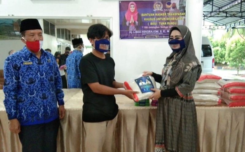 Lisda Bagikan Masker Khusus Penyandang Tuna Rungu